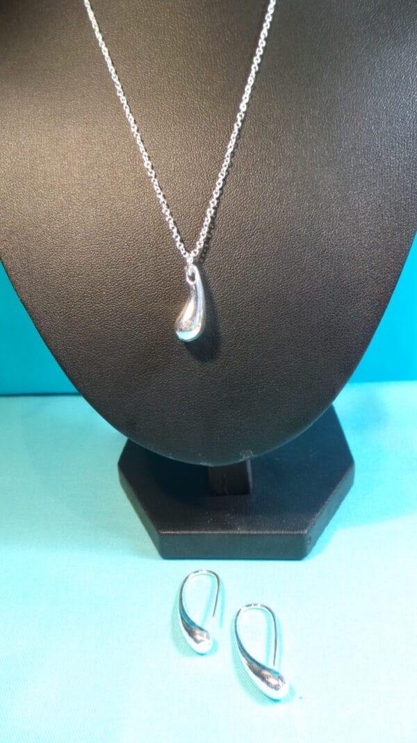 Smooth, Classical, Silver Plated Teardrop Necklace and Earrings