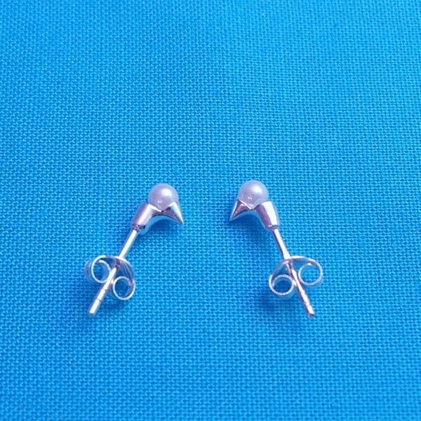 Cute Sterling Silver Calla Lilly Pearl Studs